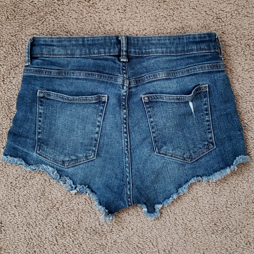 H&M Shorts - Picture 2 of 3